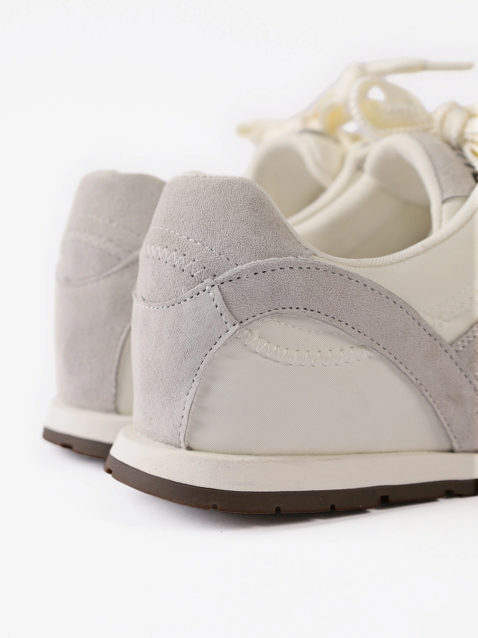 Кроссовки комбинированные серо-белого цвета на низкой подошве